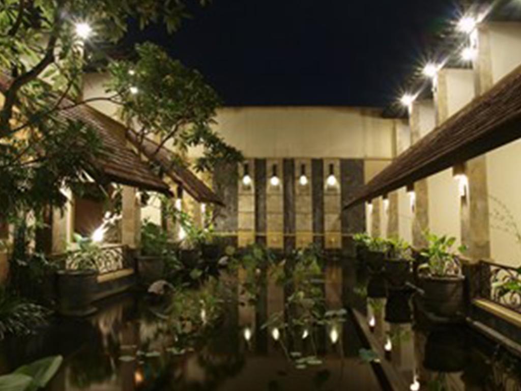 Lotus Garden Hotel By Waringin Hospitality Kediri  Εξωτερικό φωτογραφία