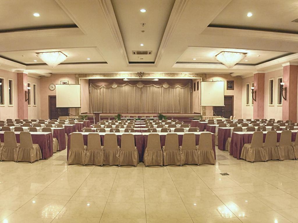 Lotus Garden Hotel By Waringin Hospitality Kediri  Εξωτερικό φωτογραφία